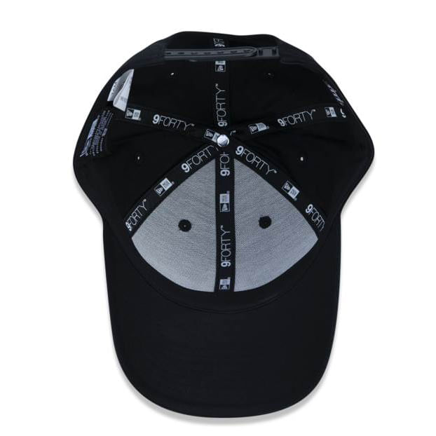 Vista interna do boné New Era preto mostrando costuras reforçadas e ajuste snapback.